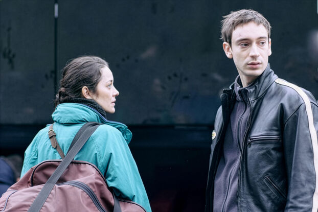 Théodore Pellerin et Marion Cotillard dans 7h40 ce matin-là, de Nicole Garcia