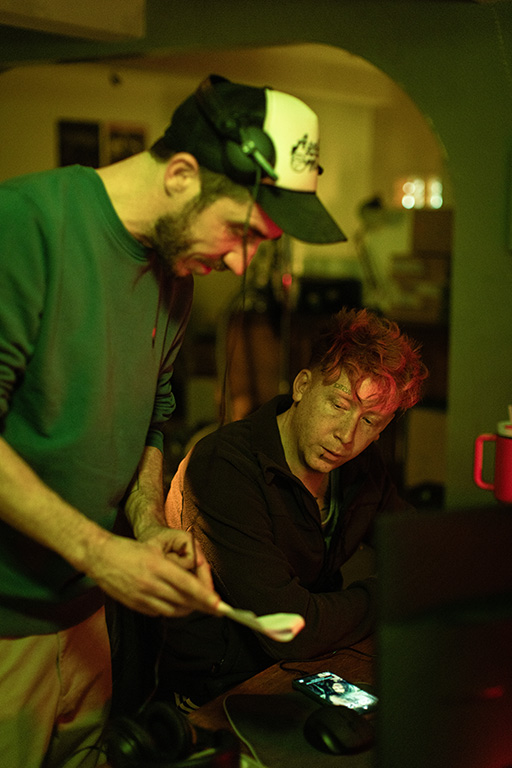 Olivier Pairoux, casque sur les oreilles, dirige Eddy de Pretto sur le tournage de Vigilante