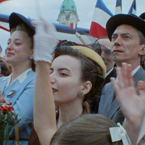 Swann Arlaud au milieu d'une foule agitant des drapeaux tricolores dans Notre salut, d'Emmanuel Marre