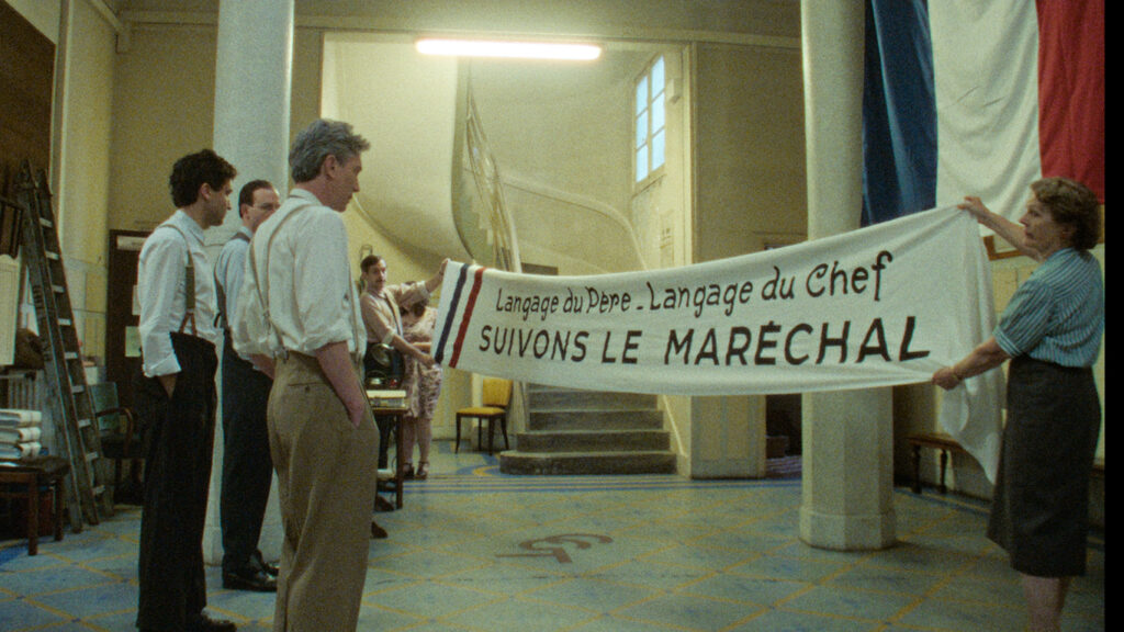 Swann Arlaud, verre à la main, lors d'une soirée dans Notre salut