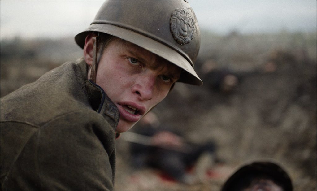 Un jeune soldat casqué sur le front belge de 1916 dans le film Coward