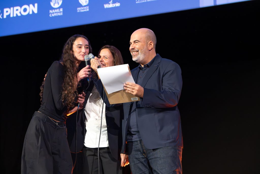 Alice de Broqueville, Caroline Bonmarchand et Marc Fitoussi sur la scène de la soirée d'ouverture du FIFF Namur 2026